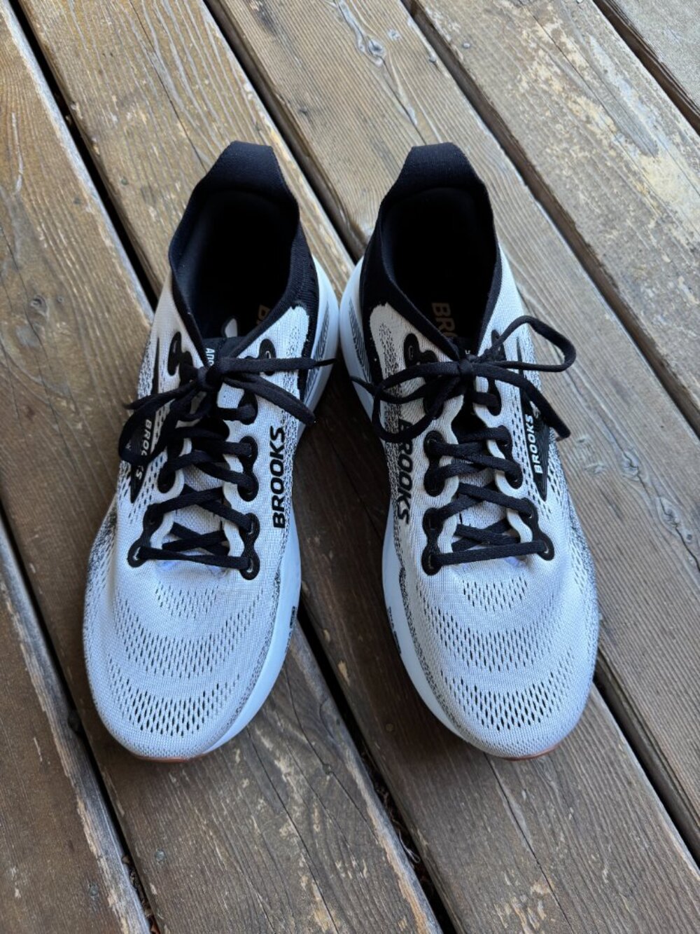 Brooks White and Black Adrenaline GTS 25 Running Shoes in Men's 10 Wide (2E)